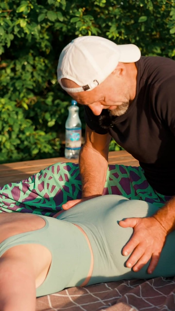 Does your lower back feel constantly tight and compressed? This targeted manual pressure on the upper gluteal muscles and lumbar fascia helps decompress the spine. By releasing the tight gluteus medius, we can instantly reduce strain on the lower back. 😮 