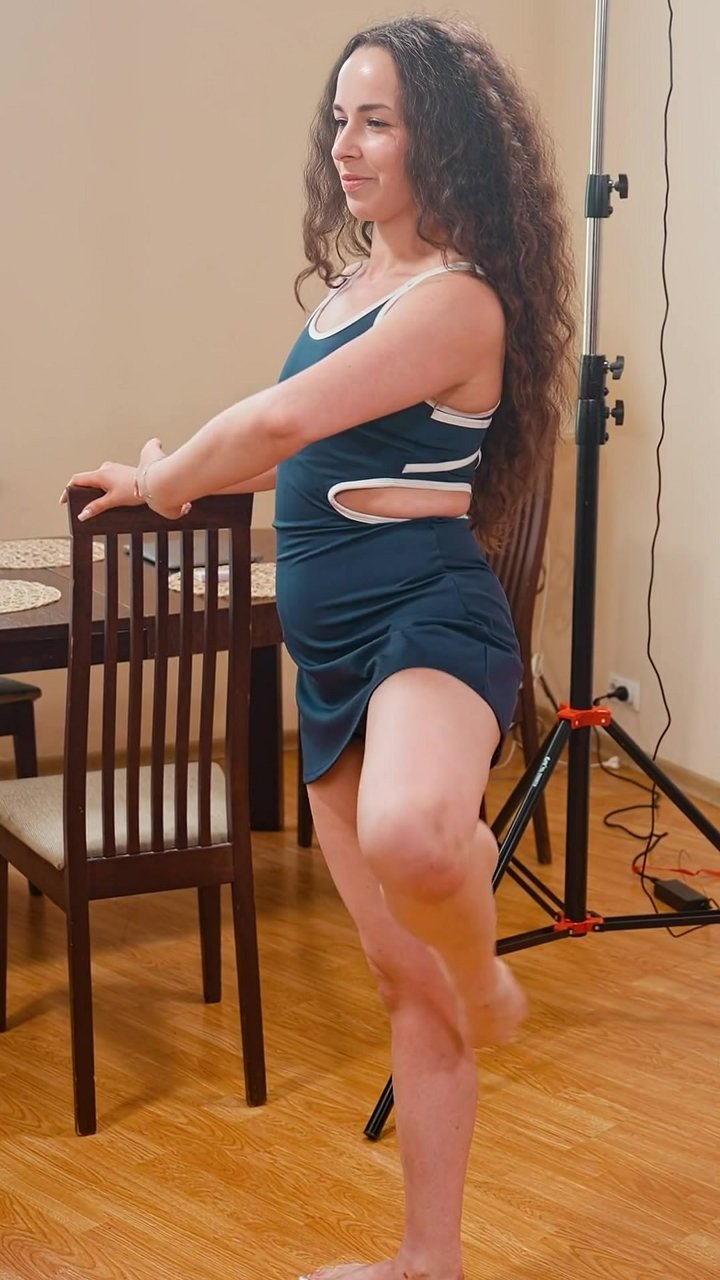 Did you know your chair can fix your hip pain? This ballet-inspired leg lift is why: 1) Unlocks tight hip flexors from sitting. 2) Lengthens hamstrings & quads for full leg mobility. 3) Builds deep core stability to support your lower back. 🩰 Send this to