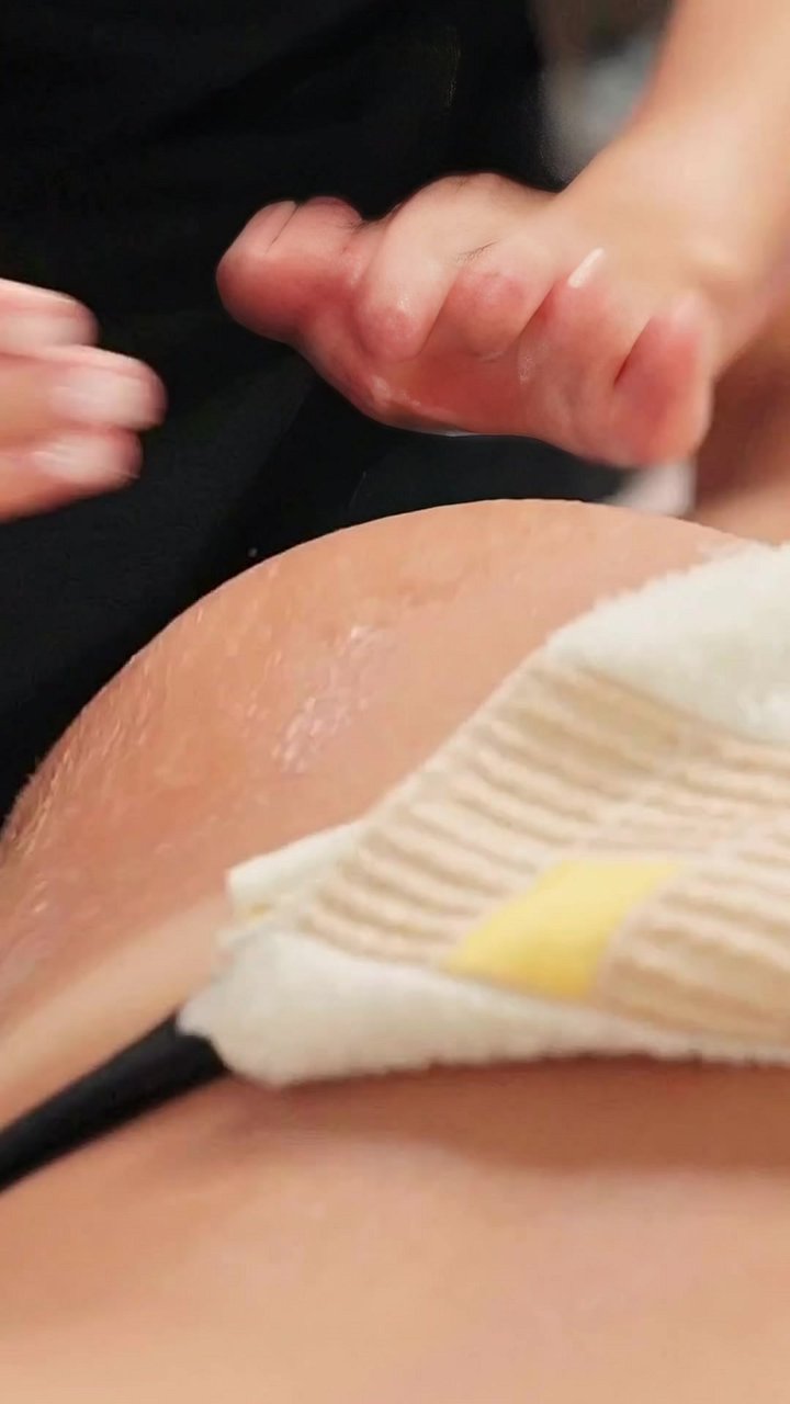 Do you struggle with tight glutes from sitting all day? This deep tissue massage involves applying firm, gliding strokes with oil along the upper thigh and buttock. This technique releases fascial tension in the gluteal muscles, restoring hip mobility and