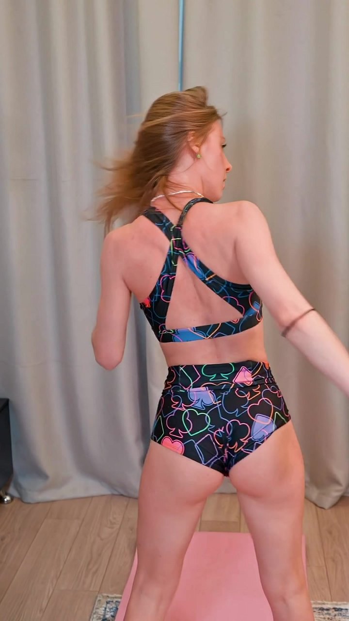 Do your glutes refuse to fire up during your workout? 🔥 Try this quick activation sequence. Transition from a high plank to standing, stretch your arms overhead to lengthen your spine, then turn and firmly pat your glutes. This tactile feedback wakes up t