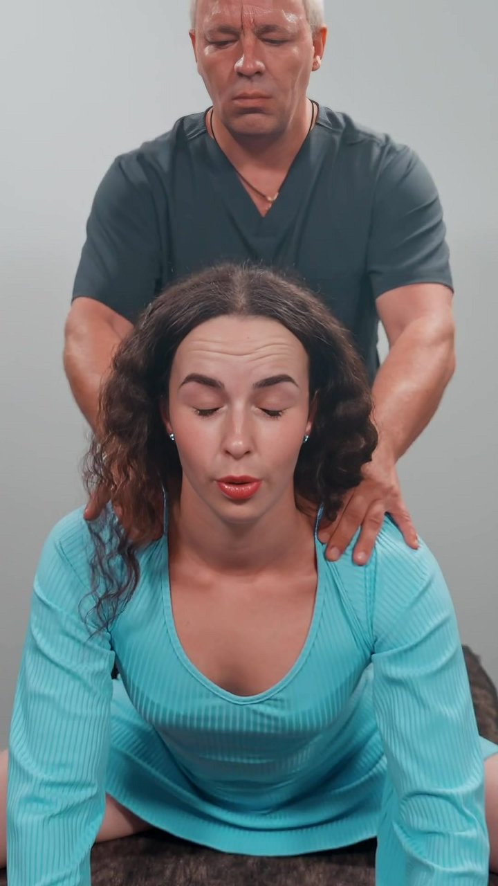Did you know the trapezius muscle is one of the widest in the back, influencing both neck and shoulder blade movement? This all-fours position allows for deep access to the rhomboids and middle trapezius. Here, a practitioner applies sustained pressure an
