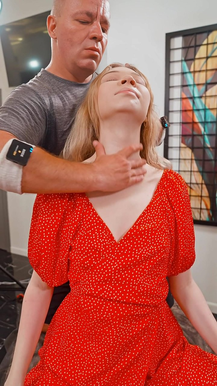 Did you know tension in your jaw can directly strain the delicate muscles at the base of your skull? 🧠 This technique involves a precise, gentle manipulation of the cervical spine and temporomandibular joint (TMJ). By carefully adjusting the alignment of 