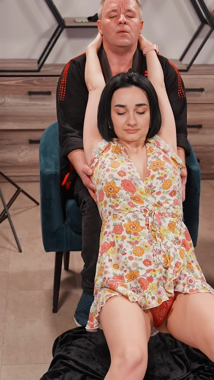 A client came in with a locked-up thoracic spine from hours of desk work. So we performed a seated thoracic lift. By anchoring her hips and lifting her arms overhead, we create space between the vertebrae, decompressing the mid-back and releasing tension 