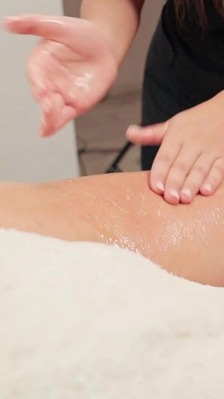 Here are 3 reasons this thigh exfoliation technique is so effective: