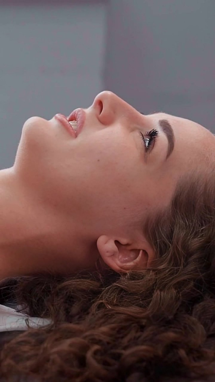 Is your jaw holding onto years of stress? Here are 3 reasons this simple somatic release works on chronic jaw pain: 1) It relaxes the masseter muscle. 2) It calms the trigeminal nerve. 🧠 3) It realigns your jaw & neck posture. Send this to someone who nee