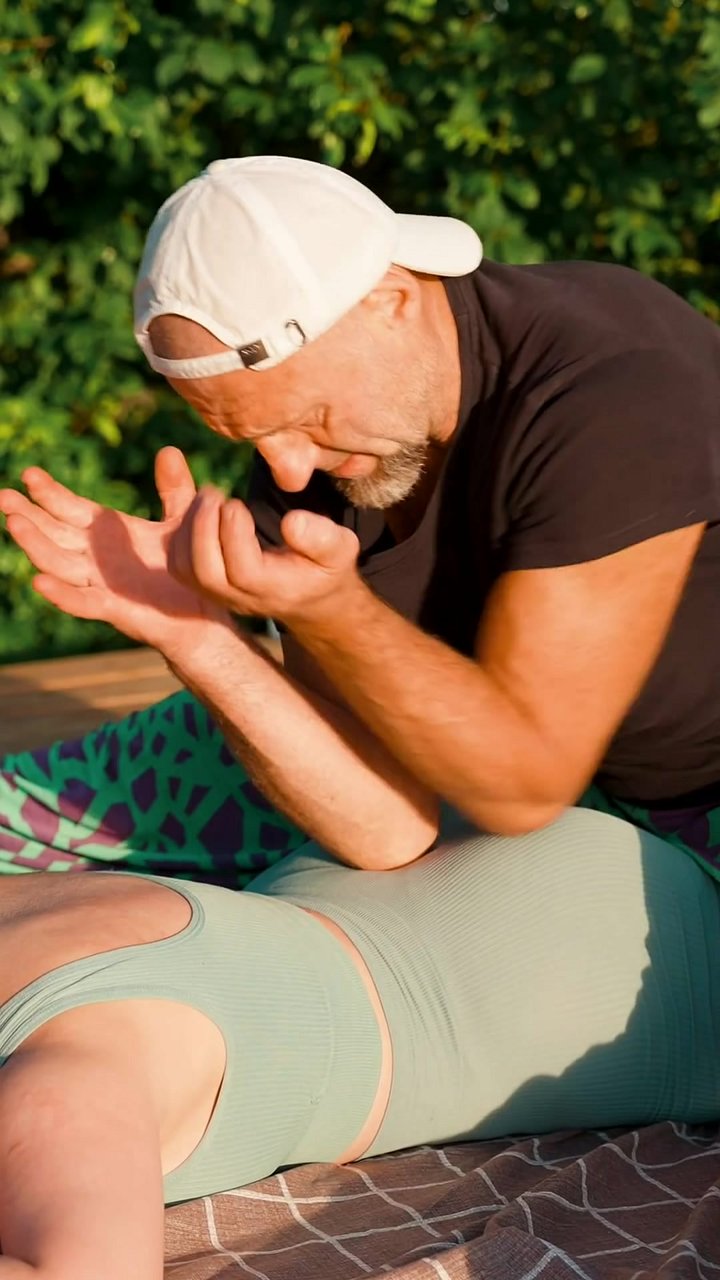 Did you know your gluteus medius is a primary stabilizer for your pelvis? When it's tight, it can cause significant lower back pain. Here, targeted elbow pressure is applied to the gluteus medius and quadratus lumborum (QL) to release deep tension and res