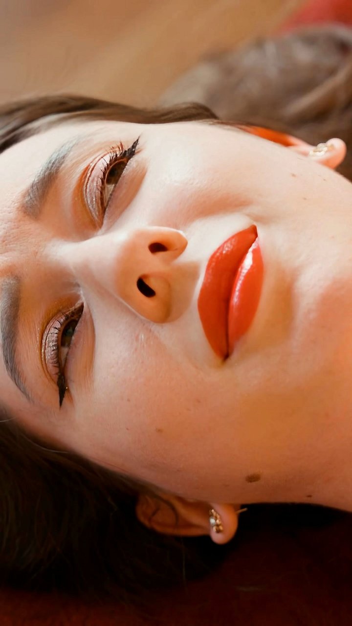 Feeling heavy from a long week? This deep tissue massage uses firm kneading to release tension along the waist and flank area 💆‍♂️ The pressure eases that tight sensation so much better than light strokes alone. One for those quiet hours when you need to 