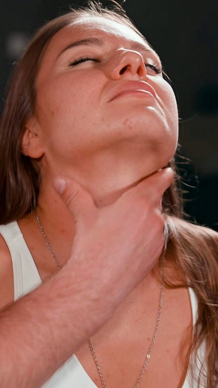 3 reasons this neck massage helps: 1) Soft hand movements 2) Gentle knuckle pressure 3) Unhurried ASMR sound for tension from a noisy, busy week. This slow work eases that heavy feeling that builds up during the day. One for your quiet hours.