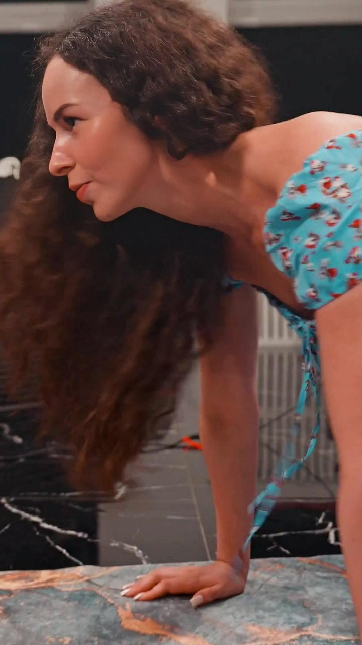 When was the last time you truly mobilized your thoracic spine? This is a controlled spinal articulation exercise. With hands supported, slowly round your upper back, protracting the scapulae. Then, gently arch, extending the spine and retracting the shou