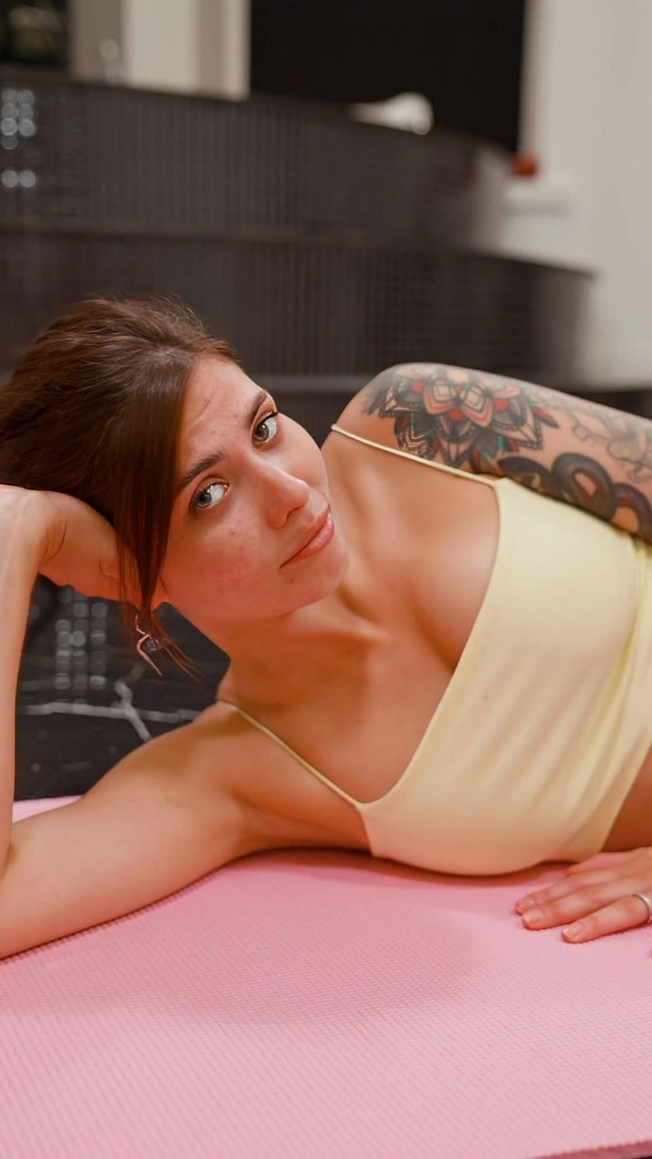Do your hips feel weak or unstable when you move? Lie on your side with your hips and shoulders stacked. Keeping your core tight and torso perfectly still, slowly lift your top leg as high as you can without rocking back. Feel that 🔥 in your outer glute? 