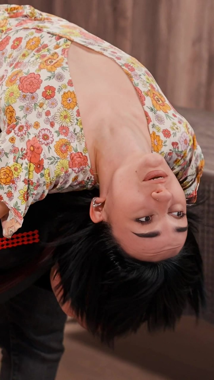 Does your lower back feel compressed after sitting all day? This is an Inverted Lumbar Decompression. By holding the upper torso securely while the lower body hangs, gravity creates natural traction through the lumbar spine. This helps decompress vertebra