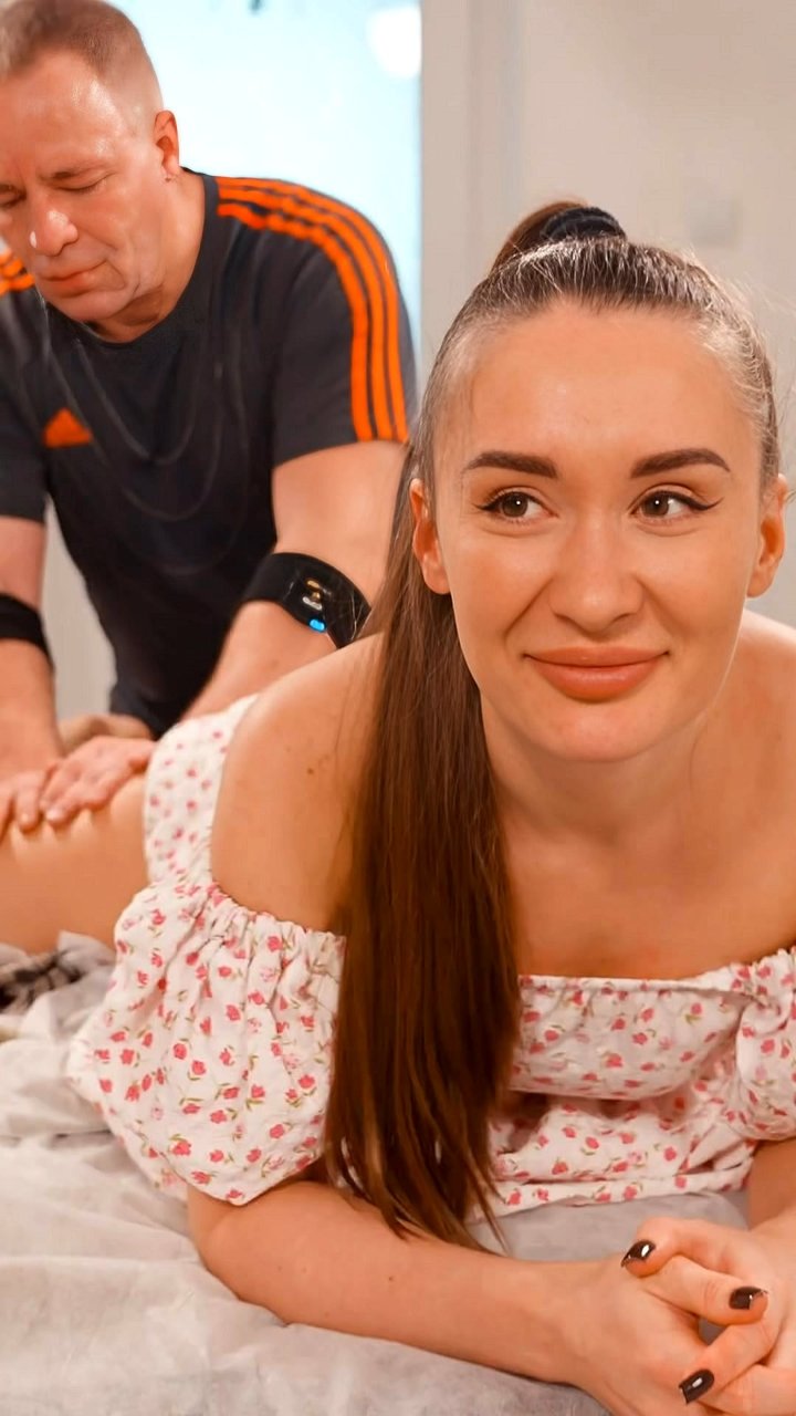 Did you know trigger points in your quadriceps can refer pain all the way to your knee? This is why we apply sustained, deep pressure to the vastus lateralis muscle on the outer thigh. This technique releases fascial adhesions, restoring mobility and alle