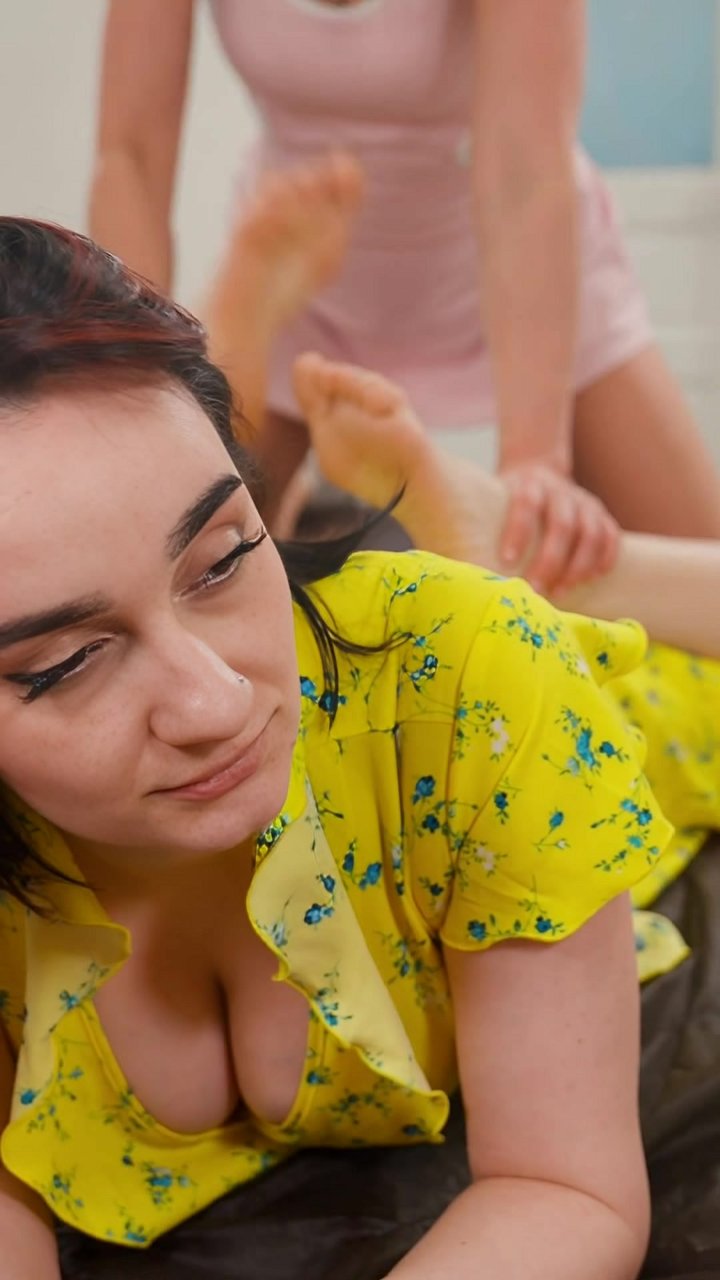 Did you know your feet hold the key to unlocking hamstring flexibility? The plantar fascia is directly connected to your entire posterior chain. Here, we're applying deep pressure to the soles of the feet while performing a passive leg stretch. This relea