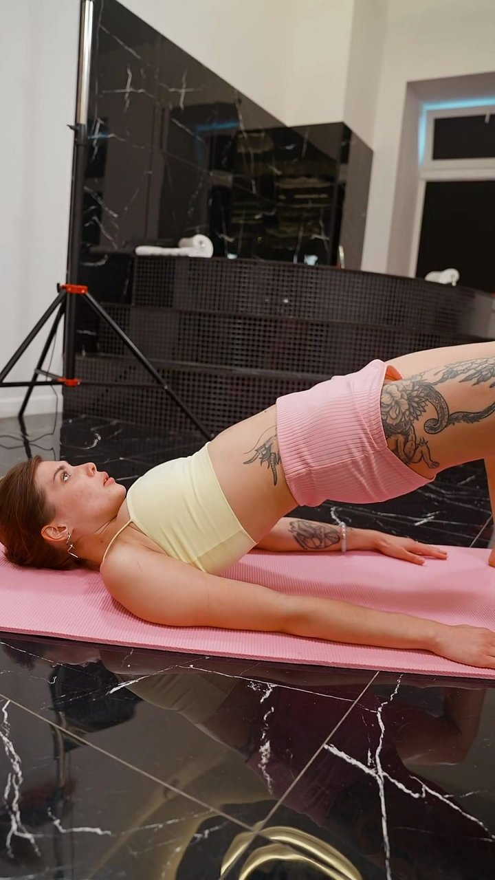 Are your hips and lower back constantly feeling tight? 🍑 This is how you properly activate your glutes for better support. Lying on your back with feet flat, drive through your heels to lift your hips. Squeeze your gluteal muscles at the top, keeping your