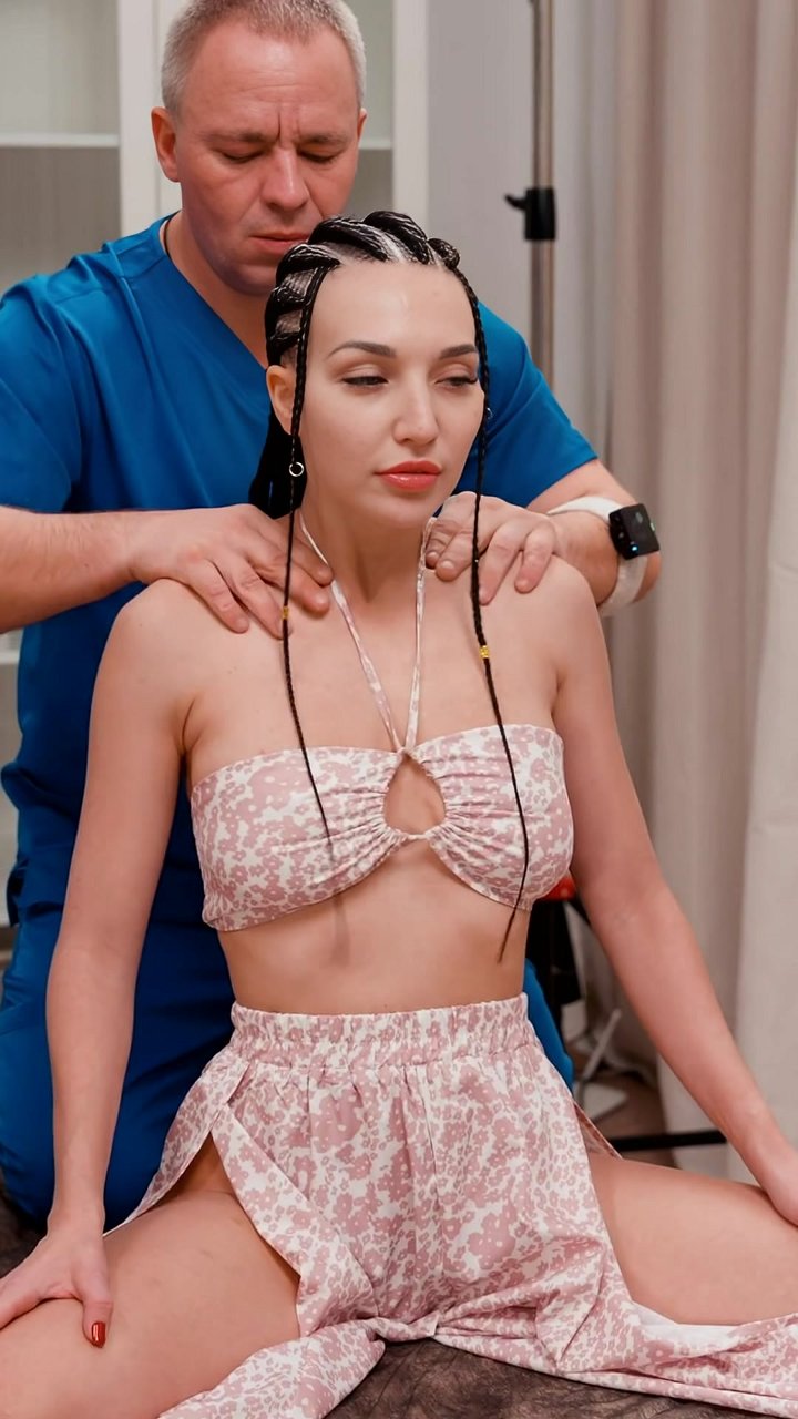 Why is this neck & shoulder release so effective? 🤔 Here are 3 reasons: 1) Targets trigger points in the upper trapezius. 2) Increases circulation to the cervical vertebrae. 3) Alleviates tension headaches from the source. Know someone with constant shoul