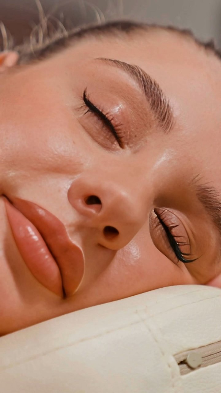 Your upper trapezius is one of the first places the body stores stress, making this shoulder massage a key to unlocking tension. Slow, gliding strokes over the shoulder and up into the neck create a deep release, with slow ASMR detail. This can ease the s