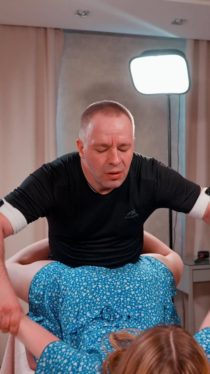 Does your lower back feel completely locked up after sitting all day? 🤔 This sacral and lumbar spine mobilization uses direct, sustained pressure on the lower back and hips. The goal is to release deep fascial tension and restore proper vertebral alignmen