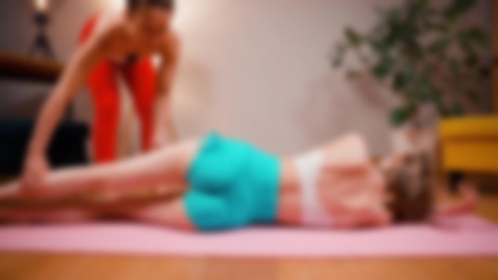 FLEX & FLOW | Cozy Warm-Up Session for Friends — YOGA QUEENS