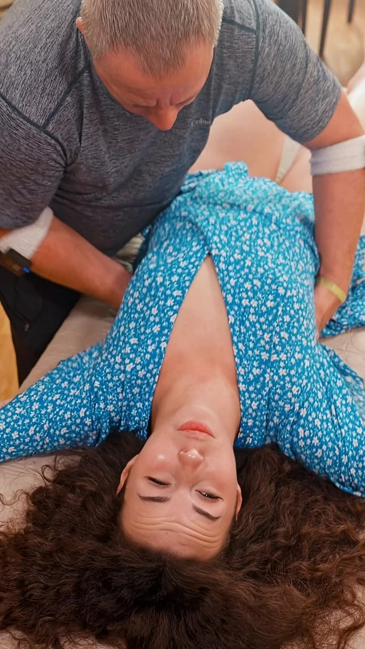 Does your pelvis feel locked and tight? 😮 This technique uses rhythmic pressure on the lower abdomen to release deep fascial restrictions around the pelvic bowl. By targeting the iliacus and psoas, it can restore mobility and ease that 'stuck' sensation.