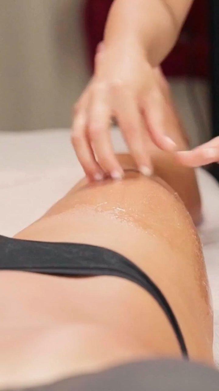 Do your quads feel tight and heavy after a workout?🦵 This is a myofascial gliding technique on the thigh. Using a firm, upward stroke from the knee towards the hip helps release tension in the quadriceps and improve circulation, reducing that post-exercis