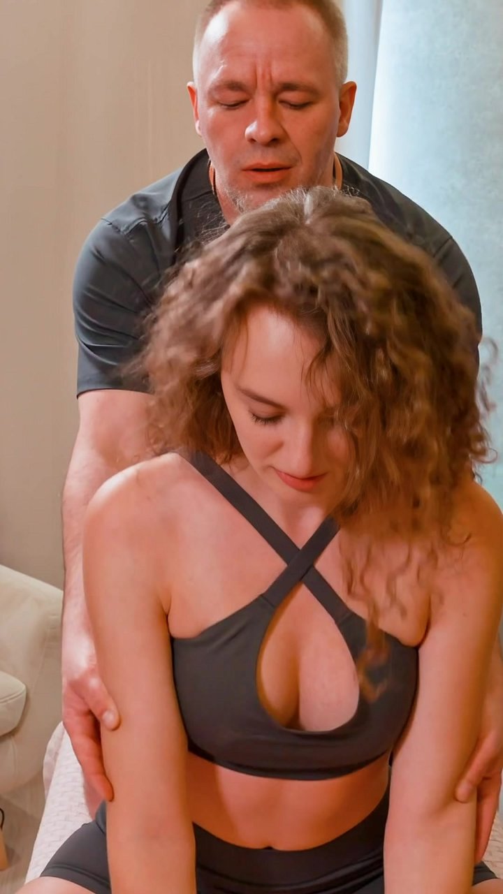 Does nagging tension make your neck and shoulders feel like concrete? 😫 This targeted manual release focuses on the upper trapezius, using firm, gliding pressure along the muscle fibers from the base of the neck to the shoulder's edge. This technique help