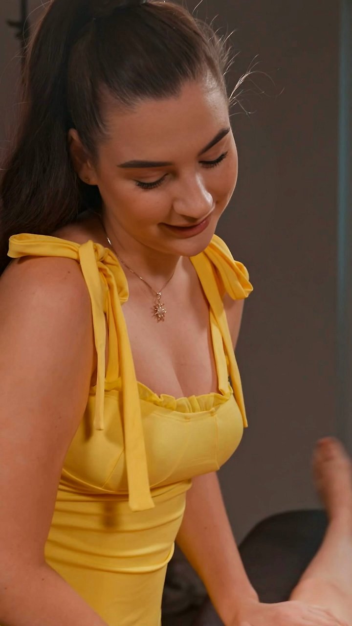 Where does all that daily stress and tension end up? For many of us, it's right here, which is why a belly massage can be so powerful. This gentle abdominal massage uses slow, rhythmic pressure to release deep tension held in the core and hip flexors. It 