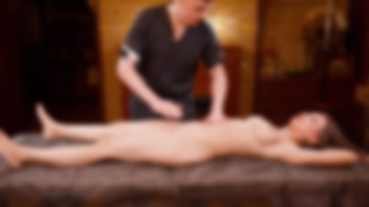 MAX'S MASSAGE GUN SESSION ON MARINA'S NU FORM 🔥👀 — Aura Touch