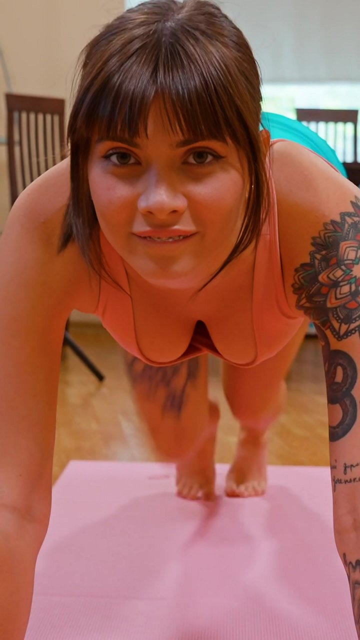 Want to activate your deep core without a single crunch? 🤔 Start in a tabletop position with your hands directly under your shoulders. Brace your core and slowly bring one knee towards your chest, engaging your lower abs. Alternate sides with control to b