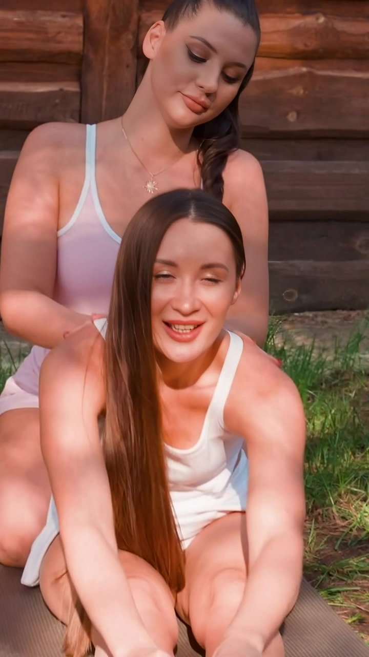 Stop stretching your tight back until you release this one area first. By gently massaging the upper trapezius and shoulders, you prep the spine for a deeper forward fold. This allows for a true hamstring release without straining your back. 😮 Send this t