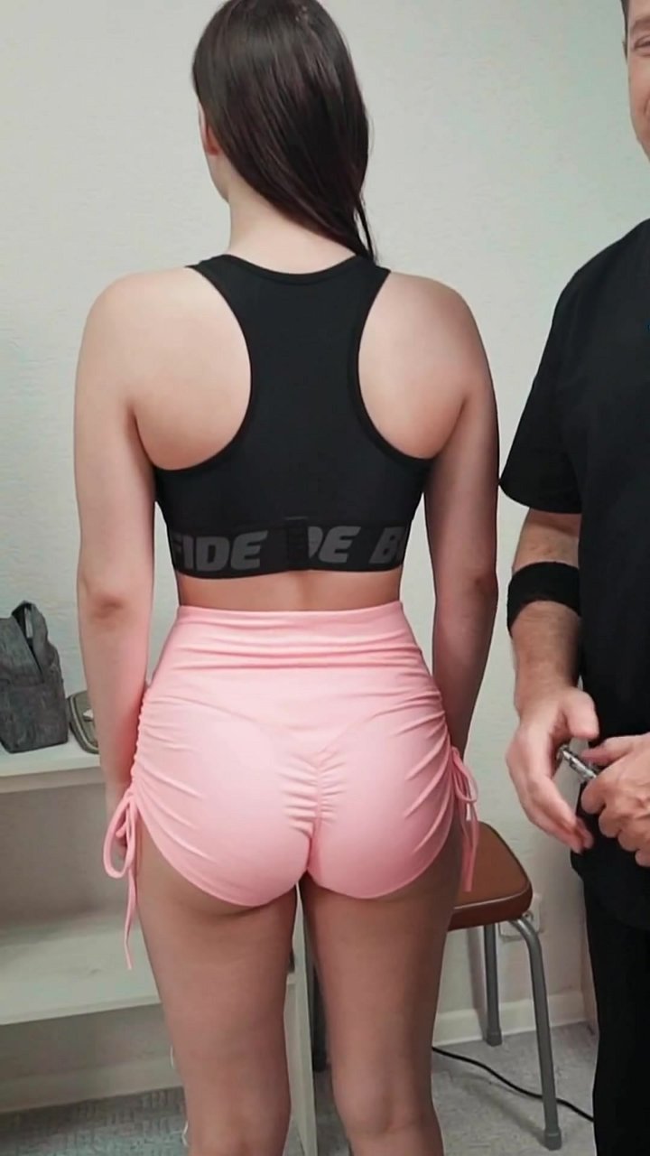That deep glute massage might be making your hip pain WORSE. 😳 This is a targeted manual assessment of the gluteus medius insertion point on the upper thigh. By applying specific pressure, we can differentiate nerve impingement from simple muscle tightnes