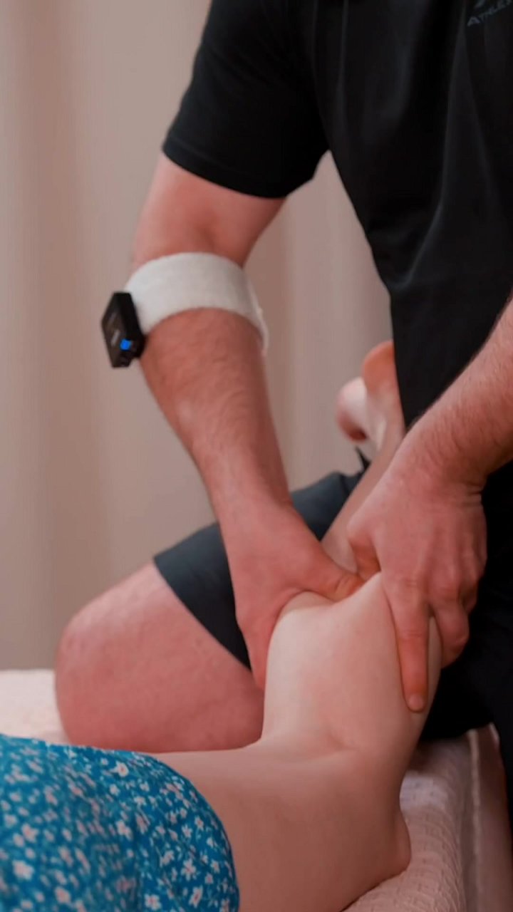 Does your calf muscle feel like a rock after a long day? This deep tissue compression on the gastrocnemius muscle targets painful trigger points. The sustained pressure breaks up knots and restores circulation, providing immediate relief from that stubbor