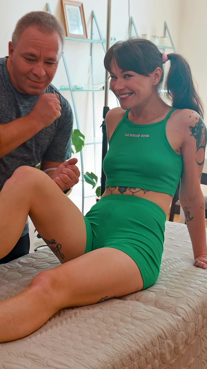 Did you know that light, rhythmic tapping on the skin can activate mechanoreceptors that send calming signals to your nervous system? 🧠 This gentle percussion on the woman's thigh and quadriceps is designed to reset local nerve endings, releasing subconsc