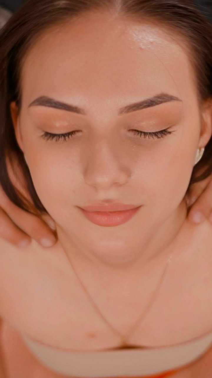A heavy feeling often lingers in that area after sleeping at a bad angle, but this deep tissue massage focuses pressure into those tight muscles to release it. The thumbs and palms work through each layer of tension with steady intent for anyone needing a