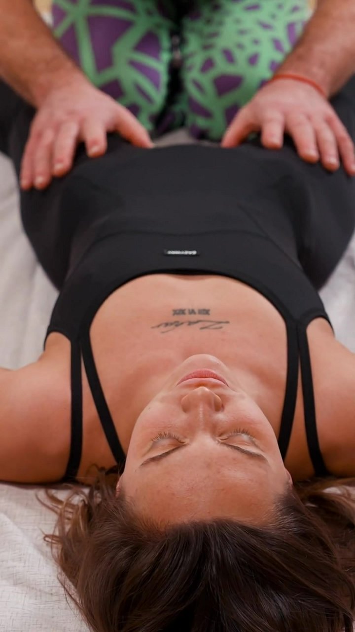 Did you know deep fascial layers in your pelvis can hold years of tension, impacting both posture and digestion? 😮 This is visceral manipulation. By applying gentle, rhythmic pressure to the lower abdomen, we release adhesions in the pelvic fascia to rest