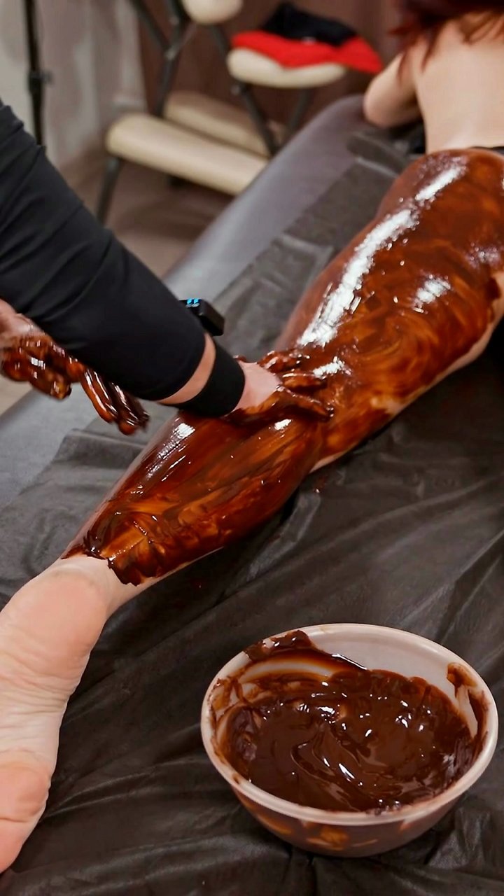 Stop trying to moisturize dry skin. You need to nourish it. We use this decadent chocolate body wrap to infuse the legs with antioxidants and deep hydration—a truly satisfying ASMR treatment. This is how you get that soft, supple glow that lasts, especial
