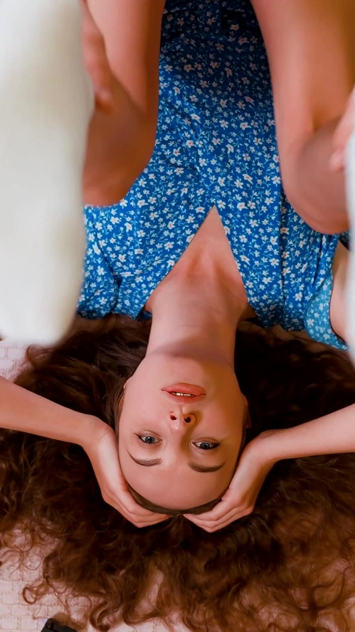 Stop stretching your neck to fix headaches—do this with your legs instead. This is a somatic technique where rhythmic leg flexion releases deep fascial tension. 🤯 By holding her head to stabilize the upper spine, the practitioner’s passive leg movements c