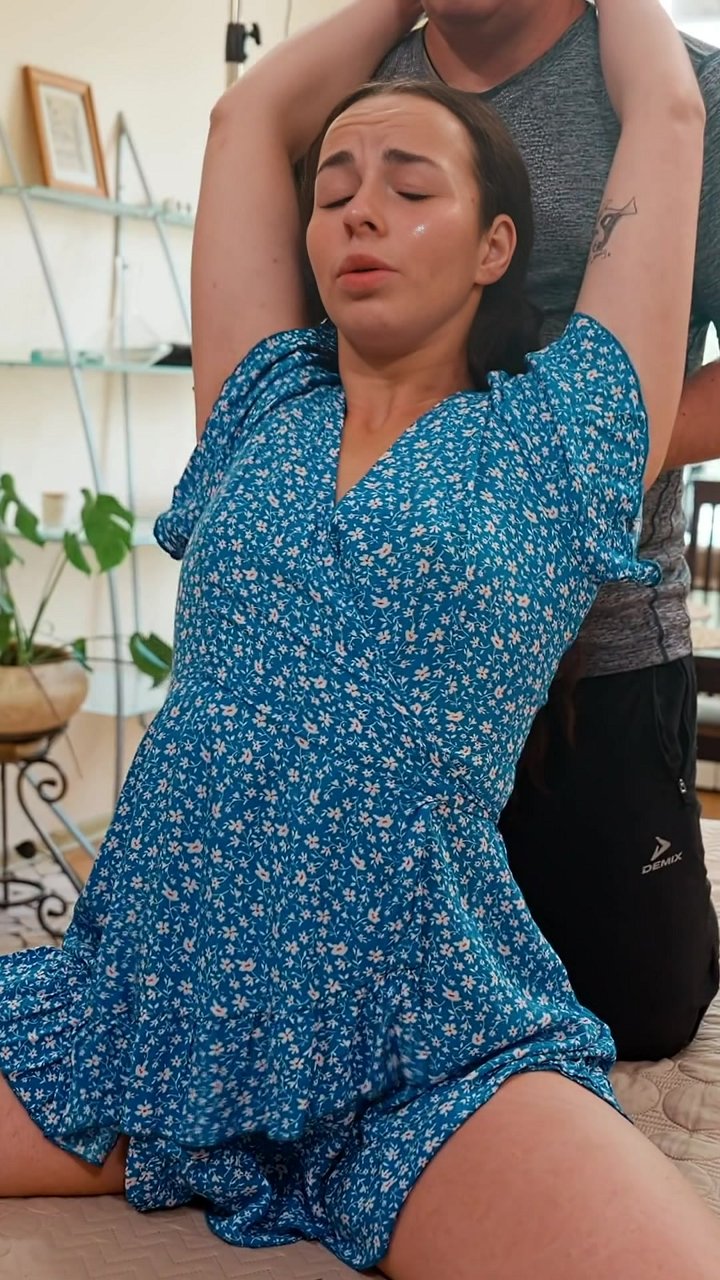 Did you know elevating the arms helps unlock the upper thoracic spine? 😮 This seated adjustment uses that elevation to stretch the lats and open the rib cage, allowing for a precise thrust to the upper back and neck. That cracking sound is a safe release 