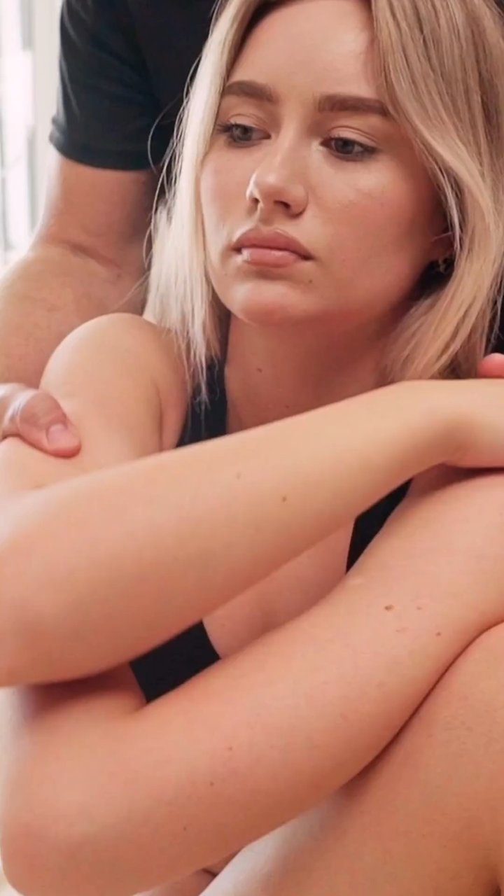 Do your shoulders feel constantly tight and rounded forward? 🤔 This assisted posterior capsule stretch targets the rhomboids and upper trapezius. By crossing the arms and having a practitioner gently apply pressure to the upper arms, you can achieve a dee