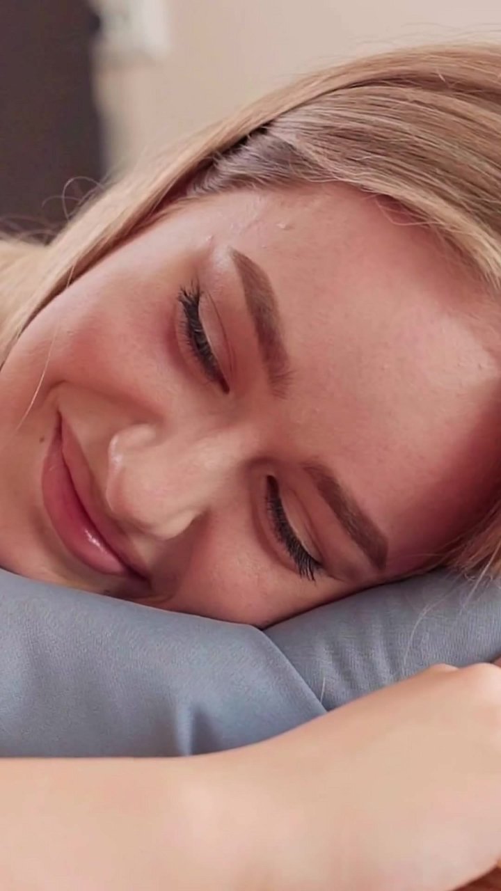 Do you struggle to find truly deep, restorative sleep? 😴 This peaceful state is achieved by consciously relaxing the facial muscles, jaw, and neck. Allowing your head to feel heavy on the pillow signals your nervous system to down-regulate, paving the way