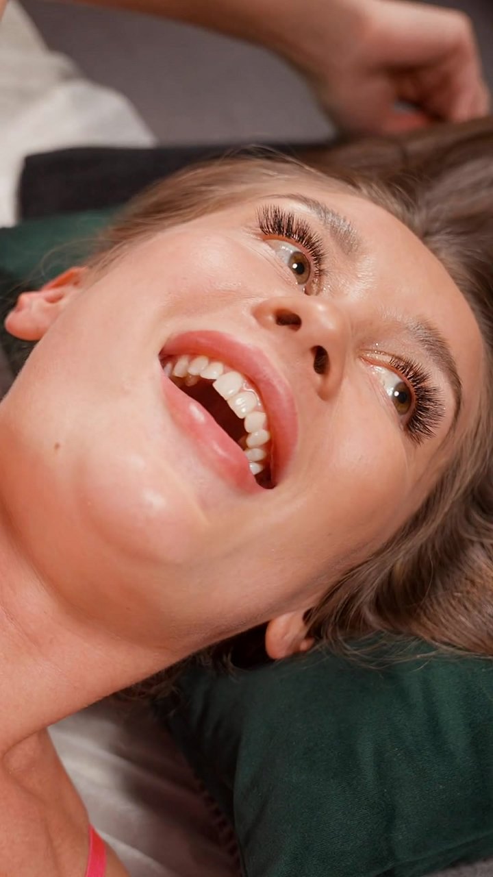 A client came in with persistent bloating and lower back tension. We applied a gentle but deep visceral release technique to her lower abdomen. This mobilizes the fascia around the organs and releases the deep iliopsoas muscle. Her immediate reaction says