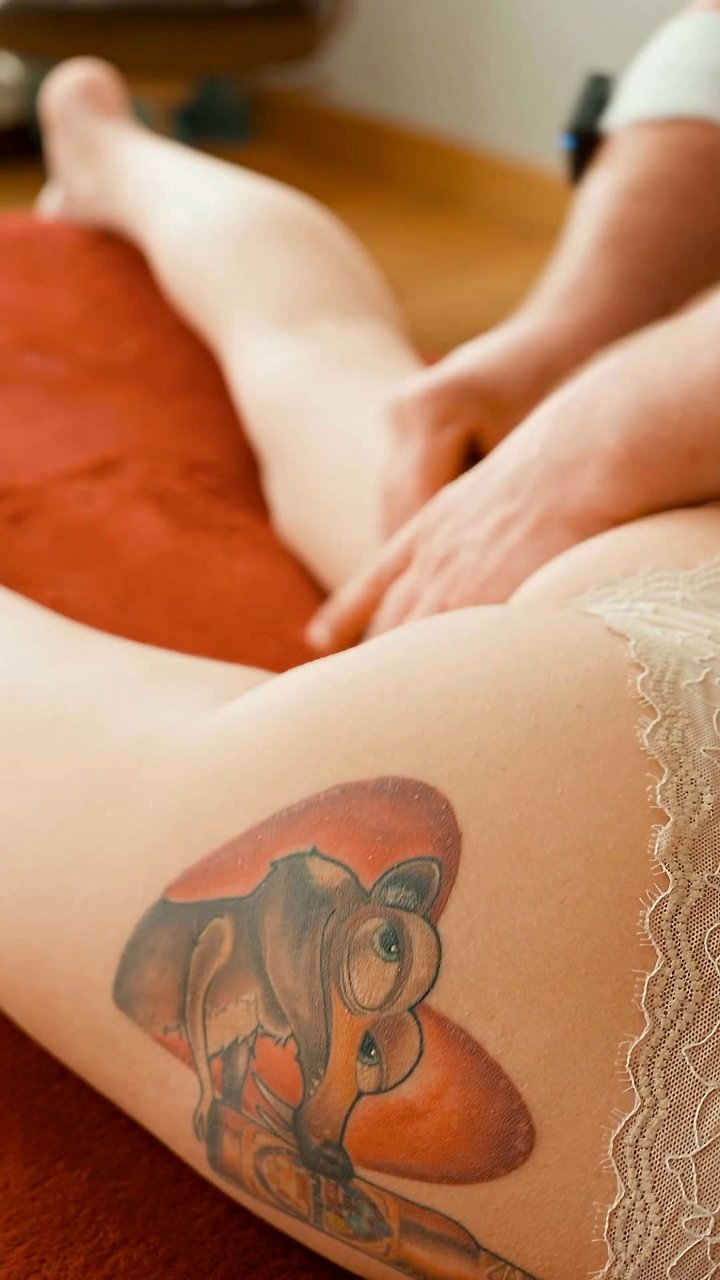 Do your hips feel tight and locked after a long day of sitting? This deep tissue thigh massage uses focused kneading to release tension in the major leg muscles. Working the upper thigh and gluteal attachments can restore mobility and ease the stiffness t