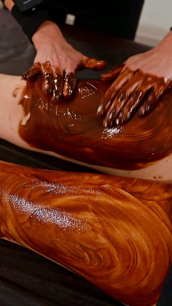 What causes tension in the hips and thighs? This anti-cellulite massage with a detoxifying wrap addresses fluid retention and tissue tone, with crisp ASMR sounds. Broad, circular strokes stimulate lymphatic drainage across the upper thigh and gluteal regi